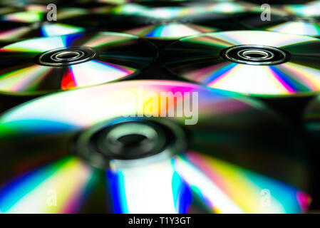 Cd / DVD allongé sur un fond noir avec des reflets de lumière. Banque D'Images