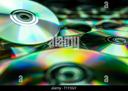 Cd / DVD allongé sur un fond noir avec des reflets de lumière. Banque D'Images
