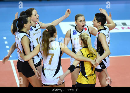 Istanbul, Turquie. Mar 28, 2019. Les joueurs de Vakifbank célébrer un score au cours de la deuxième partie de match quart de femmes turques de volleyball de la Super League entre Vakifbank et Nilufer à Istanbul, Turquie, le 28 mars 2019. Vakifbank gagné 3-0 et se qualifie pour la demi-finale. Credit : Xu 199 Changjiang/Xinhua/Alamy Live News Banque D'Images