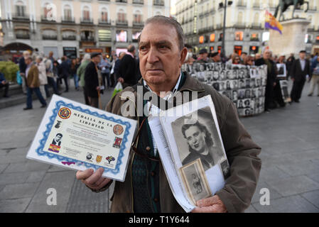 Un manifestant est vu tenant une photo de son père qui ont disparu pendant la dictature de Francisco Franco espagnol (1936-1975). Il prend part à une protestation contre l'immunité pour les crimes commis pendant la guerre civile espagnole par la dictature de Francisco Franco, et pour exiger la justice pour les victimes et leurs proches. Banque D'Images