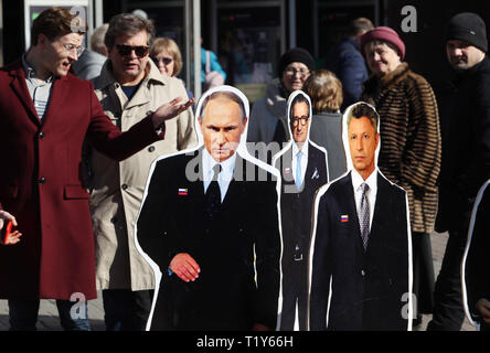 Les Ukrainiens à côté de maquettes de candidats à l'élection présidentielle ukrainienne Serhiy Taruta (C) et Yuriy Boyko (R) et le président russe Vladimir Poutine (L) à Kiev, Ukraine. Les élections présidentielles auront lieu en Ukraine le 31 mars 2019. Banque D'Images