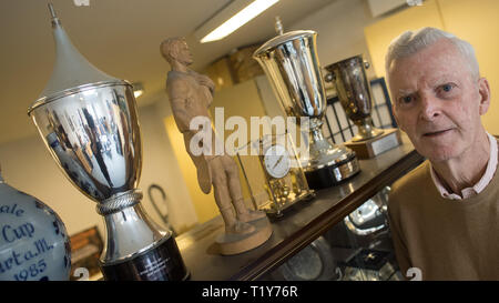 Hilden, Allemagne. Mar 28, 2019. Wilhelm Bungert, ancien joueur de tennis de classe mondiale, se lève en face d'une armoire dans son ranch golf et tennis. Bungert célèbre son 80 e anniversaire le 01 avril 2019. Credit : Federico Gambarini/dpa/Alamy Live News Banque D'Images