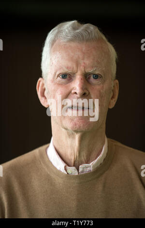 Hilden, Allemagne. Mar 28, 2019. Wilhelm Bungert, ancien joueur de tennis de classe mondiale, se dresse sur un court de tennis de son tennis et golf ranch. Bungert célèbre son 80 e anniversaire le 01 avril 2019. Credit : Federico Gambarini/dpa/Alamy Live News Banque D'Images