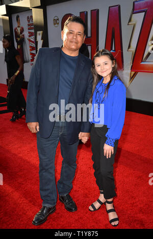 Los Angeles, USA. Mar 28, 2019. LOS ANGELES, CA. 28 mars 2019 : Raymond Cruz & Guest lors de la première mondiale de Shazam ! Au Théâtre chinois de Grauman. Photo Credit : Paul Smith/Alamy Live News Banque D'Images