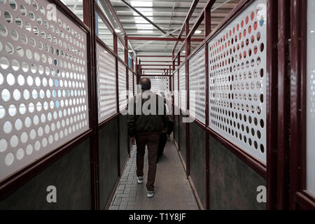 Qalandya, ISRAËL 28th mars - les Palestiniens passent par un passage en cage au passage de Kalandia ou Qalandiya récemment rénové entre Jérusalem et Ramallah le 28 mars 2019. Les $11 millions de rénovations du Qalandiya Checkpoint ont été réalisées afin d'améliorer les trajets quotidiens de milliers de Palestiniens, principalement avec l'aide de nouveaux postes d'identification dotés d'une technologie améliorée. Crédit : Eddie Gerald/Alay Live News Banque D'Images