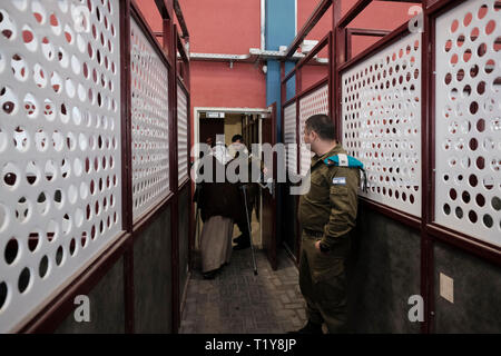 Qalandya, ISRAËL 28th mars - un officier militaire israélien veille à ce que les Palestiniens pénètrent dans le passage de Kalandia ou de Qalandiya entre Jérusalem et Ramallah le 28 mars 2019. Les $11 millions de rénovations du Qalandiya Checkpoint ont été réalisées afin d'améliorer les trajets quotidiens de milliers de Palestiniens, principalement avec l'aide de nouveaux postes d'identification dotés d'une technologie améliorée. Crédit : Eddie Gerald/Alay Live News Banque D'Images