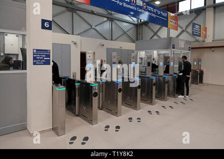 Qalandya, ISRAËL 28th mars - Un palestinien en route vers Jérusalem traversant la porte du tourniquet avec système bio-métrique au croisement de Kalandia ou de Qalandiya entre Jérusalem et Ramallah le 28 mars 2019. Les $11 millions de rénovations du Qalandiya Checkpoint ont été réalisées afin d'améliorer les trajets quotidiens de milliers de Palestiniens, principalement avec l'aide de nouveaux postes d'identification dotés d'une technologie améliorée. Crédit : Eddie Gerald/Alay Live News Banque D'Images