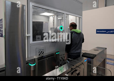 Qalandya, ISRAËL 28th mars - Un palestinien en route vers Jérusalem faisant l'objet d'un contrôle par des soldats israéliens depuis l'arrière du verre pare-balles des portes de la carte biométrique au passage de Kalandia ou de Qalandiya entre Jérusalem et Ramallah le 28 mars 2019. Les $11 millions de rénovations du Qalandiya Checkpoint ont été réalisées afin d'améliorer les trajets quotidiens de milliers de Palestiniens, principalement avec l'aide de nouveaux postes d'identification dotés d'une technologie améliorée. Crédit : Eddie Gerald/Alay Live News Banque D'Images