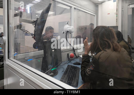 Qalandya, ISRAËL 28th mars - Un palestinien en route vers Jérusalem étant contrôlé par des soldats israéliens depuis derrière un verre pare-balles à la traversée de Kalandia ou Qalandiya entre Jérusalem et Ramallah le 28 mars 2019. Les $11 millions de rénovations du Qalandiya Checkpoint ont été réalisées afin d'améliorer les trajets quotidiens de milliers de Palestiniens, principalement avec l'aide de nouveaux postes d'identification dotés d'une technologie améliorée. Crédit : Eddie Gerald/Alay Live News Banque D'Images