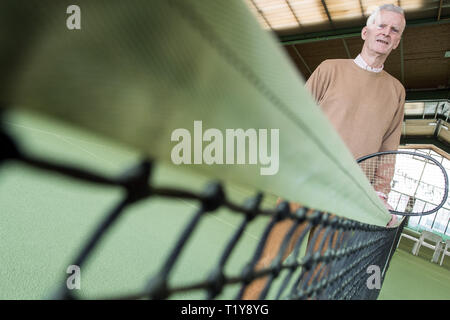 Hilden, Allemagne. Mar 28, 2019. Wilhelm Bungert, ancien joueur de tennis de classe mondiale, se dresse sur un court de tennis de son tennis et golf ranch. Bungert célèbre son 80 e anniversaire le 01 avril 2019. Credit : Federico Gambarini/dpa/Alamy Live News Banque D'Images