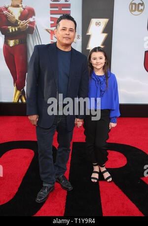 Hollywood 28 Mars : Raymond Cruz, sa nièce, arrive pour Warner Bros Pictures et New Line Cinema's World Premiere de 'SHAZM !' au théâtre chinois de Grauman le 28 mars 2019 à Hollywood. Credit : Faye Sadou/MediaPunch Banque D'Images