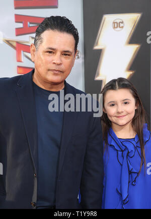 Hollywood 28 Mars : Raymond Cruz, sa nièce, arrive pour Warner Bros Pictures et New Line Cinema's World Premiere de 'SHAZM !' au théâtre chinois de Grauman le 28 mars 2019 à Hollywood. Credit : Faye Sadou/MediaPunch Banque D'Images