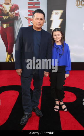 Hollywood 28 Mars : Raymond Cruz, sa nièce, arrive pour Warner Bros Pictures et New Line Cinema's World Premiere de 'SHAZM !' au théâtre chinois de Grauman le 28 mars 2019 à Hollywood. Credit : Faye Sadou/MediaPunch Banque D'Images