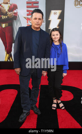 Hollywood 28 Mars : Raymond Cruz, sa nièce, arrive pour Warner Bros Pictures et New Line Cinema's World Premiere de 'SHAZM !' au théâtre chinois de Grauman le 28 mars 2019 à Hollywood. Credit : Faye Sadou/MediaPunch Banque D'Images