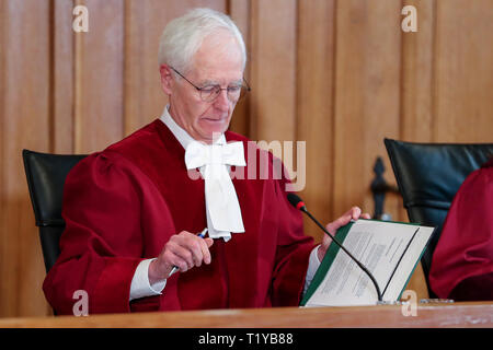 Leipzig, Allemagne. Mar 29, 2019. Le juge président, Wolfgang Bier, prendra la parole sur le prononcé du jugement dans le litige sur l'hypothèse de coûts de police lors des matches de football. Le Tribunal administratif fédéral n'a pas pris de décision dans le différend sur les coûts des opérations de police supplémentaires dans les rencontres de football à haut risque. Il a renvoyé l'affaire devant le Tribunal administratif supérieur de Brême. Crédit : Jan Woitas/dpa-Zentralbild/dpa/Alamy Live News Banque D'Images