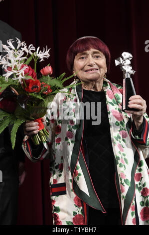 Berlin, Allemagne. Feb 13, 2019. Agnes Varda reçoit le Berlinale Kamera Award au 69ème Festival International du Film de Berlin/Berlinale 2019 Berlinale Palast à le 13 février 2019 à Berlin, Allemagne. Utilisation dans le monde entier | Credit : dpa/Alamy Live News Banque D'Images