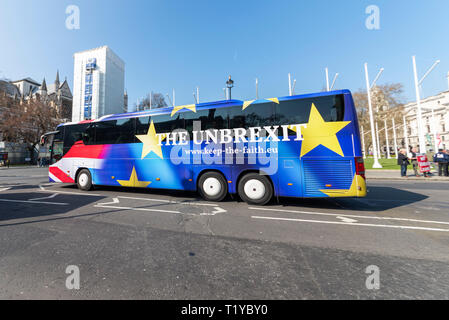 Palais de Westminster, Londres, Royaume-Uni. 29 mars 2019. À la date qui aurait dû voir le Royaume-Uni quitter l'UE Les députés sont saisis sur un Brexit motion du gouvernement vers l'approbation d'un accord de retrait. Les manifestants commencent à se réunir à l'extérieur. Bus Unbrexit Banque D'Images