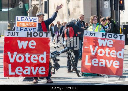 À la date qui aurait dû voir le Royaume-Uni quitter l'UE Les députés sont arrivés pour le débat sur une motion du gouvernement Brexit vers l'approbation d'un accord de retrait. Les manifestants commencent à se réunir à l'extérieur Banque D'Images