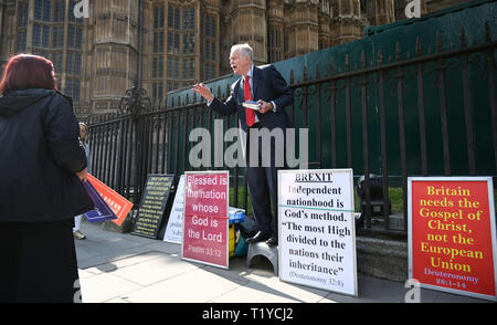 Londres, Royaume-Uni. Mar 29, 2019. Un orateur religieux soutient avec un Brexit partisan Pro par le Parlement Square Londres aujourd'hui que les protestataires manifestent leur colère à ne pas laisser l'UE aujourd'hui . MP's sont assis aujourd'hui à quitter le Parlement débat le jour où il devait initialement arriver Crédit : Simon Dack/Alamy Live News Banque D'Images