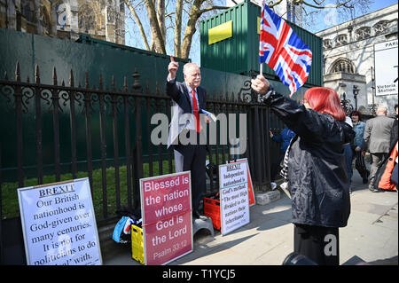 Londres, Royaume-Uni. Mar 29, 2019. Un orateur religieux soutient avec un Brexit partisan Pro par le Parlement Square Londres aujourd'hui que les protestataires manifestent leur colère à ne pas laisser l'UE aujourd'hui . MP's sont assis aujourd'hui à quitter le Parlement débat le jour où il devait initialement arriver Crédit : Simon Dack/Alamy Live News Banque D'Images