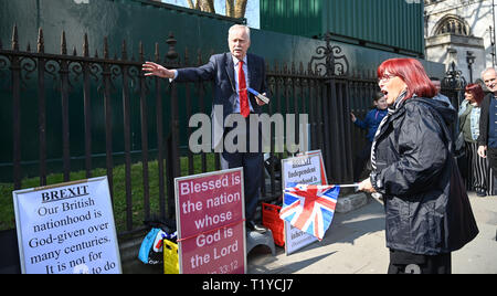 Londres, Royaume-Uni. Mar 29, 2019. Un orateur religieux soutient avec un Brexit partisan Pro par le Parlement Square Londres aujourd'hui que les protestataires manifestent leur colère à ne pas laisser l'UE aujourd'hui . MP's sont assis aujourd'hui à quitter le Parlement débat le jour où il devait initialement arriver Crédit : Simon Dack/Alamy Live News Banque D'Images