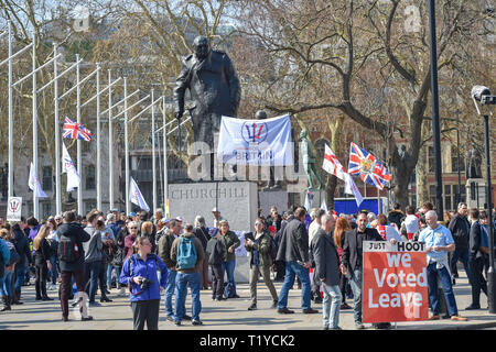 Londres, Royaume-Uni. Mar 29, 2019. Brexit Pro les supporters affluent au Parlement Square Londres aujourd'hui qu'ils montrent leur colère à ne pas laisser l'UE aujourd'hui . MP's sont assis aujourd'hui à quitter le Parlement débat le jour où il devait initialement arriver Crédit : Simon Dack/Alamy Live News Banque D'Images