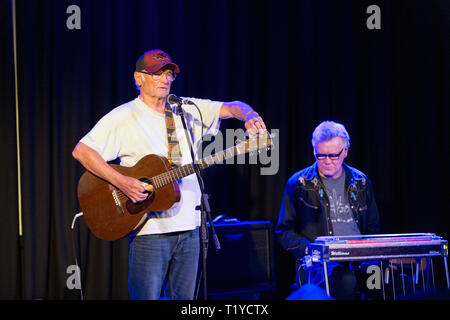 Preston, Lancashire, Royaume-Uni. 28 Mar 2019. L'auteur-compositeur vétéran Michael Chapman en concert à l'échelle continentale, Preston, Lancashire, ici avec pedal steel guitariste B J Cole. Crédit : John Bentley/Alamy Live News Banque D'Images