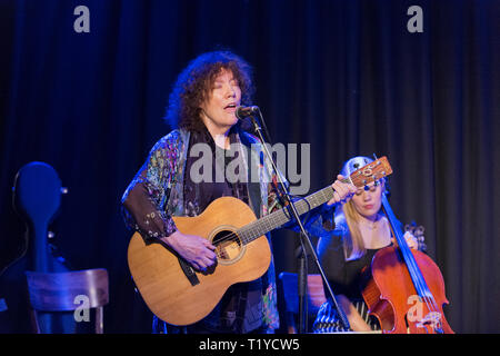 Preston, Lancashire, Royaume-Uni. 28 Mar 2019. Bridget St John accompagne l'auteur-compositeur vétéran Michael Chapman en concert à l'échelle continentale, Preston, Lancashire, UK Crédit : John Bentley/Alamy Live News Banque D'Images