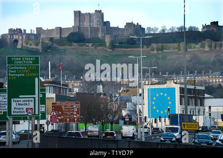 Dover, Kent, Angleterre, Royaume-Uni. Mar 28, 2019. La fresque inspirée par Brexit Banksy artiste sur un bâtiment au-dessous du château de Douvres Norman assis au-dessus du port de ferry sur les falaises blanches. Crédit : BRIAN HARRIS/Alamy Live News Banque D'Images