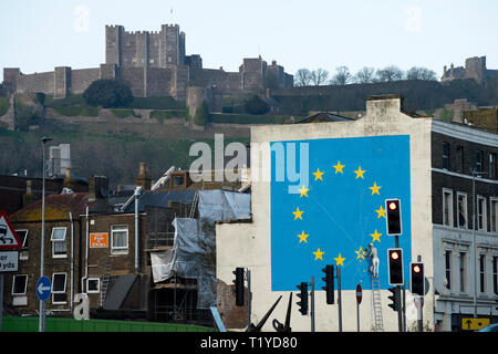 Dover, Kent, Angleterre, Royaume-Uni. Mar 28, 2019. La fresque inspirée par Brexit Banksy artiste sur un bâtiment au-dessous du château de Douvres Norman assis au-dessus du port de ferry sur les falaises blanches. Crédit : BRIAN HARRIS/Alamy Live News Banque D'Images