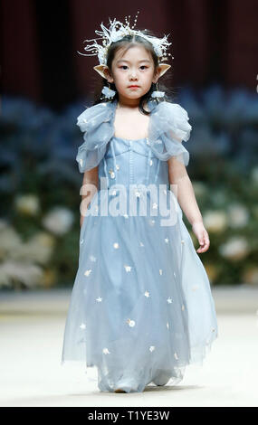 Beijing, Chine. Mar 29, 2019. Un modèle présente une création de designer Hao Jia durant la Semaine de la mode de Chine à Beijing, capitale de Chine, le 29 mars 2019. Crédit : Chen Jianli/Xinhua/Alamy Live News Banque D'Images