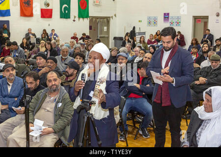 Hamtramck, au Michigan, aux États-Unis. Mar 28, 2019. Des centaines ont assisté à une audience publique pour s'opposer à l'expansion de l'écologie nous dépôt de déchets dangereux dans un pays à faible revenu, la plupart des quartiers d'immigrants. Omer Abdi Nur, un immigrant d'Afrique de l'Est, s'est prononcé contre le plan. La réunion a eu lieu par le Michigan Department of Environmental Quality, qui doit approuver ou refuser le permis d'extension. Crédit : Jim West/Alamy Live News Banque D'Images