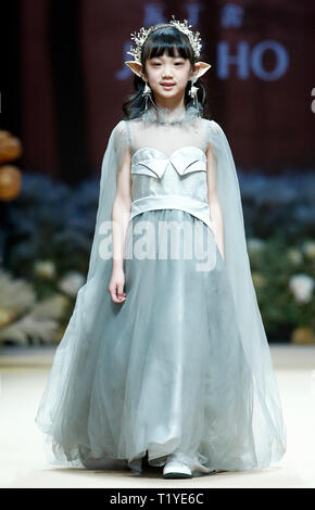 Beijing, Chine. Mar 29, 2019. Un modèle présente une création de designer Hao Jia durant la Semaine de la mode de Chine à Beijing, capitale de Chine, le 29 mars 2019. Crédit : Chen Jianli/Xinhua/Alamy Live News Banque D'Images