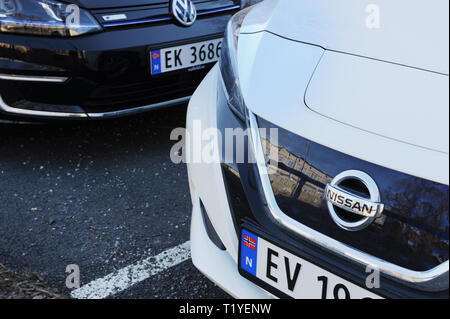 29 mars 2019, la Norvège, Oslo : voitures électriques sont garées en face d'un immeuble de bureaux. tiers de tous les véhicules nouvellement immatriculés dans le pays sont sous tension. Tous les EV, EL et Ek voitures sont les voitures électriques en Norvège. Photo : Sigrid Harms/dpa Banque D'Images