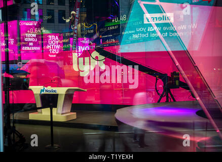 New York, USA. 29 Mar 2019. Le Nasdaq bourse Studio à Times Square à New York est décoré pour les débuts de l'Lyft service de covoiturage offre publique initiale le vendredi 29 mars 2019. Lyft est la première grande entreprise de haute technologie pour rendre publique cette année et est considéré comme le signe avant-coureur d'avenir tech offres publiques initiales. (© Richard B. Levine) Crédit : Richard Levine/Alamy Live News Banque D'Images