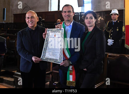 Le directeur Ferzan Ozpetek à partir d'aujourd'hui, citoyen d'honneur de Naples, la cérémonie a eu lieu dans la Sala dei Baroni au Maschio Angioino, avec la présence de l'actrice Silvana Ranieri et le maire Luigi De Magistris. 29/03/2019, Naples, Italie Banque D'Images