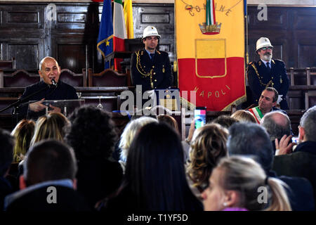 Le directeur Ferzan Ozpetek à partir d'aujourd'hui, citoyen d'honneur de Naples, la cérémonie a eu lieu dans la Sala dei Baroni au Maschio Angioino, avec la présence de l'actrice Silvana Ranieri et le maire Luigi De Magistris. 29/03/2019, Naples, Italie Banque D'Images