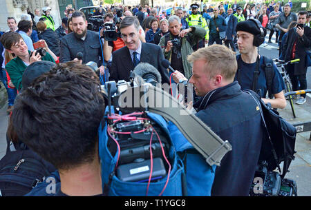 Londres, Royaume-Uni. 29 mars 2019. Jacob Rees-Mogg MP est accompagnée de sa courte promenade accueil par Brexit protestataires et les médias Crédit : PjrFoto/Alamy Live News Banque D'Images