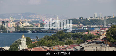 Halic (Golden Horne) et la corne de pont Métro Quartier Balat à Istanbul, Turquie. Banque D'Images