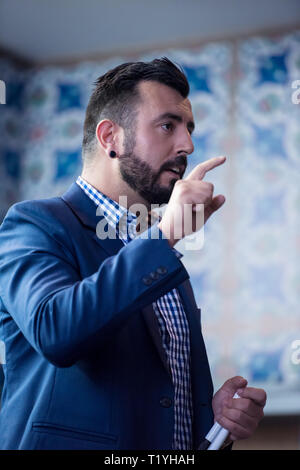 Jeune homme d'affaires à la salle de conférence avec les présentations. Public à la salle de conférence. Club de l'entrepreneuriat Banque D'Images