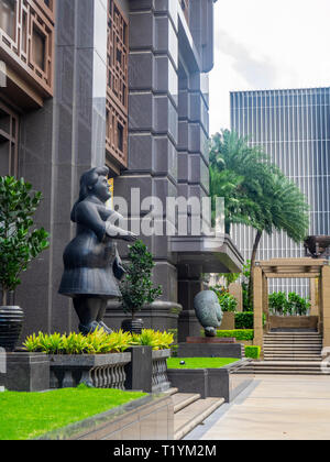 La sculpture de Fernando Botero femme habillée dans le parvis Parkview Square Singapour. Banque D'Images