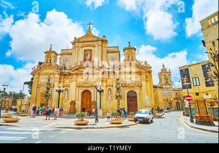 RABAT, MALTE - 16 juin 2018 : place en face de la ville médiévale de collégiale de St Paul est décoré de guirlandes et de lanternes colorées pour la fête o Banque D'Images