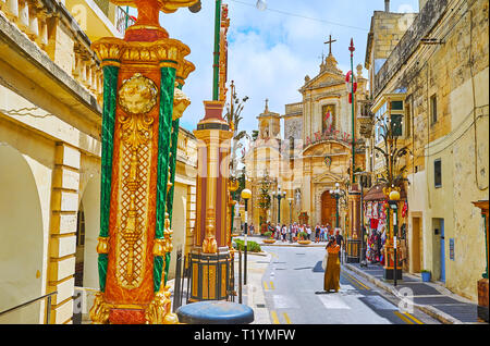 RABAT, MALTE - 16 juin 2018 : La vue sur l'église St Paul collégiale de Sainte Agathe rue, décoré de guirlandes de fleurs grandes en raison de la FEAS ville Banque D'Images