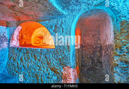 RABAT, MALTE - 16 juin 2018 : Les petites chambres avec une vive les créneaux et étroit couloir à St Cataldus catacombes, le 16 juin à Rabat. Banque D'Images