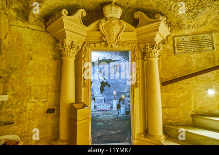 RABAT, MALTE - 16 juin 2018 : la magnifique porte en pierre avec des colonnes et des sculptures relie l'ancienne grotte de St Paul avec résident Wignacourt historique Banque D'Images