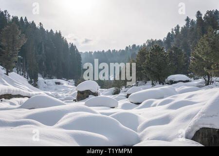 Les roches et les rochers couverts de neige dans une vallée de montagne paysage Banque D'Images