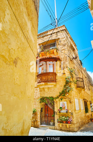 Le manoir médiéval décorées avec icône tuile de Saint Joseph (San Guzepp), prie pour la sainte et de nombreuses fleurs et plantes en pots, Rabat, Malte. Banque D'Images