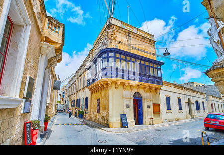 RABAT, MALTE - 16 juin 2018 : Le coin pittoresque façade du manoir historique (Palazzo Xara), décorées avec des armoiries en pierre et en bois bleu foncé Ma Banque D'Images