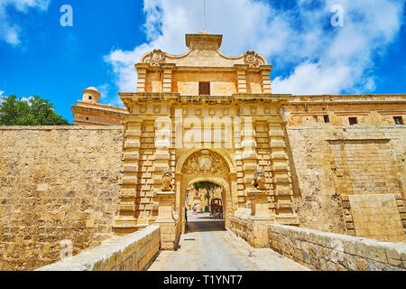 MDINA, MALTE - 16 juin 2018 : La principale pierre richement décorées (Goias) Porte de Mdina forteresse avec des statues de lions-gardiens et d'armoiries au-dessus Banque D'Images