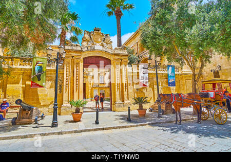 MDINA, MALTE - 16 juin 2018 : la calèche rétro attend les touristes à St Publius Square à côté de la porte de Vilhena Palace, le 16 juin en Banque D'Images